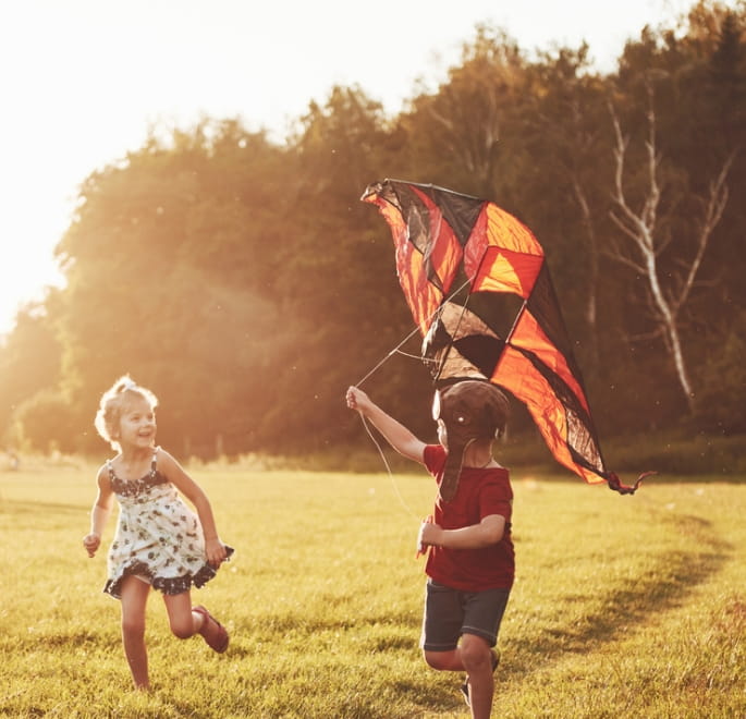 Photographie d'enfants jouant dans un champs